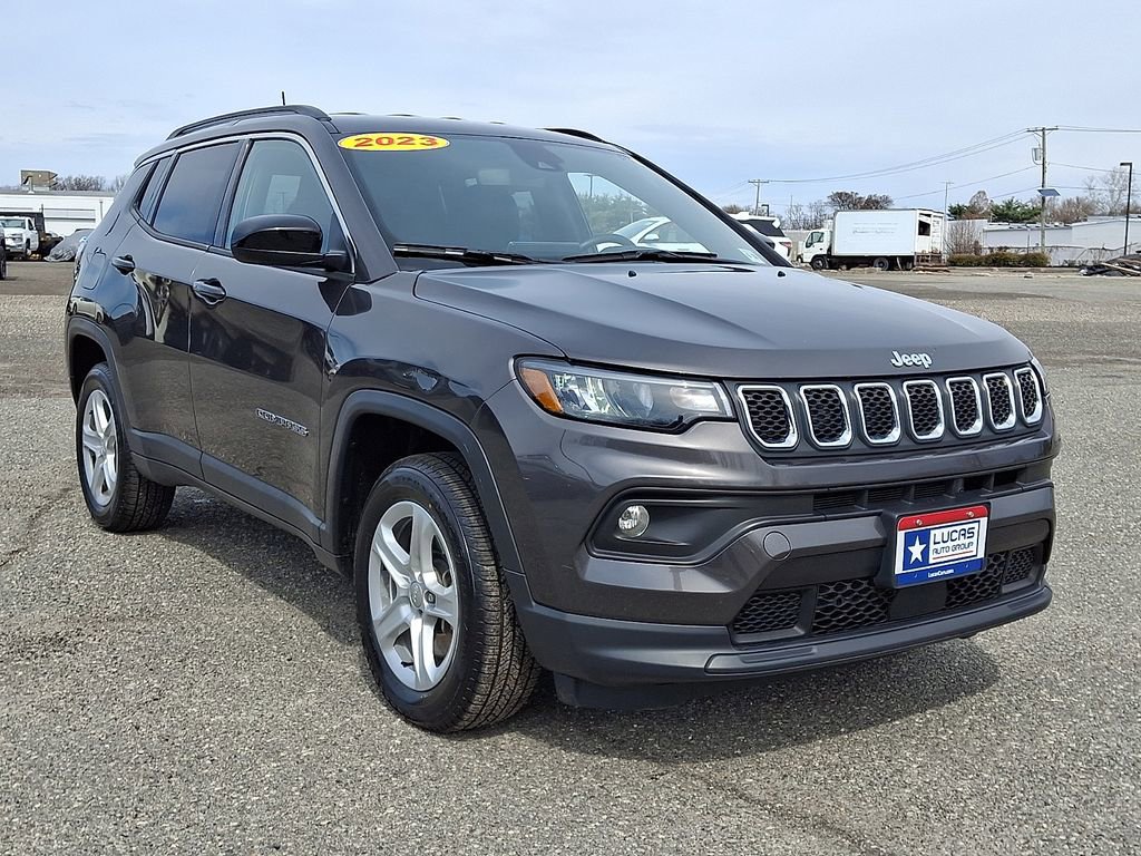 Used 2023 Jeep Compass Latitude image 2