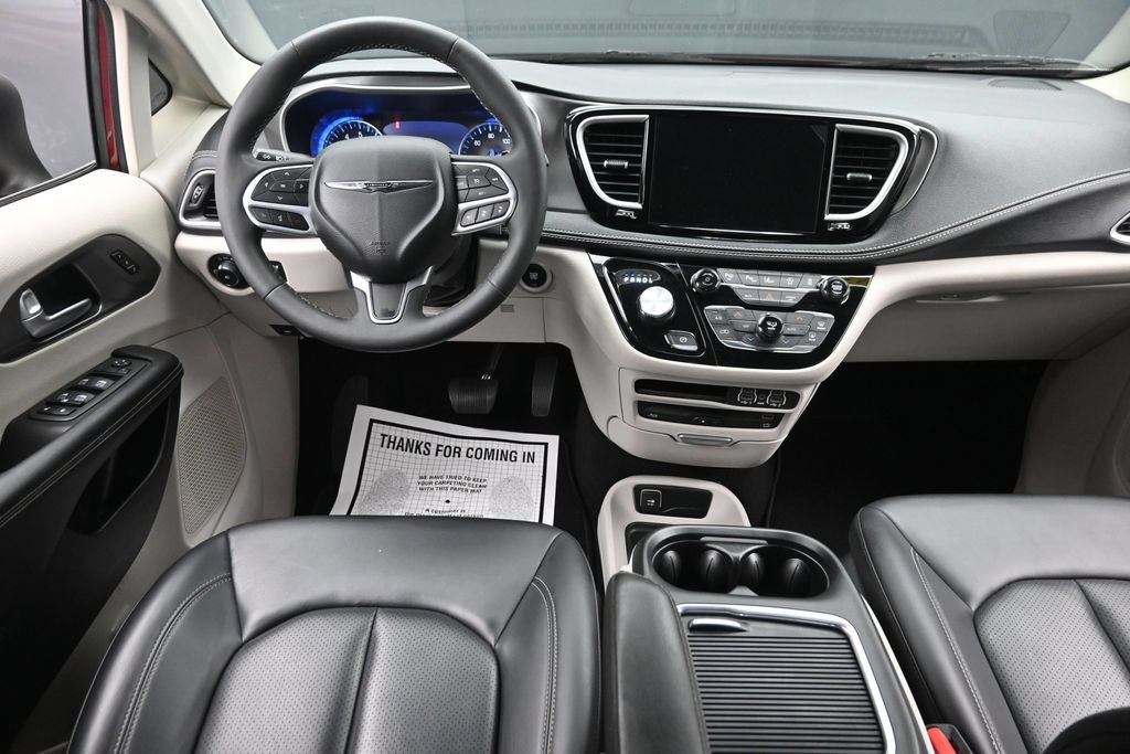 Used 2023 Chrysler Pacifica Touring-L w/ Uconnect Theater Family Group AWD/4WD image 16