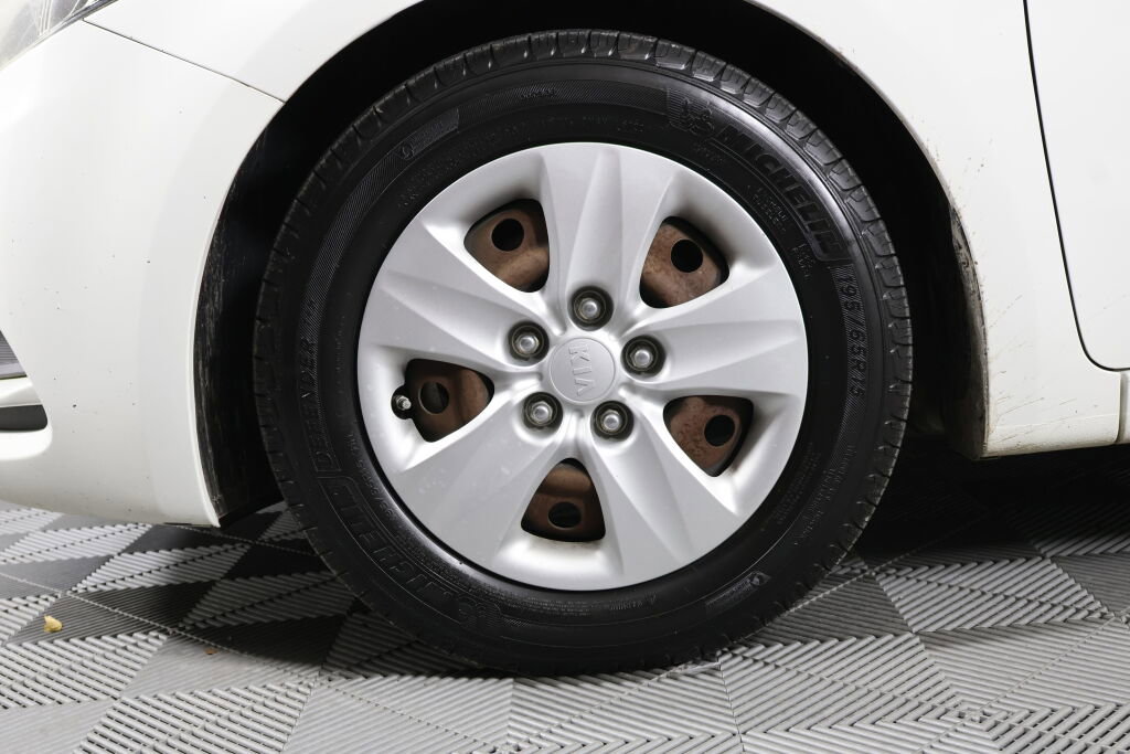 Used 2016 Kia Forte LX image 9