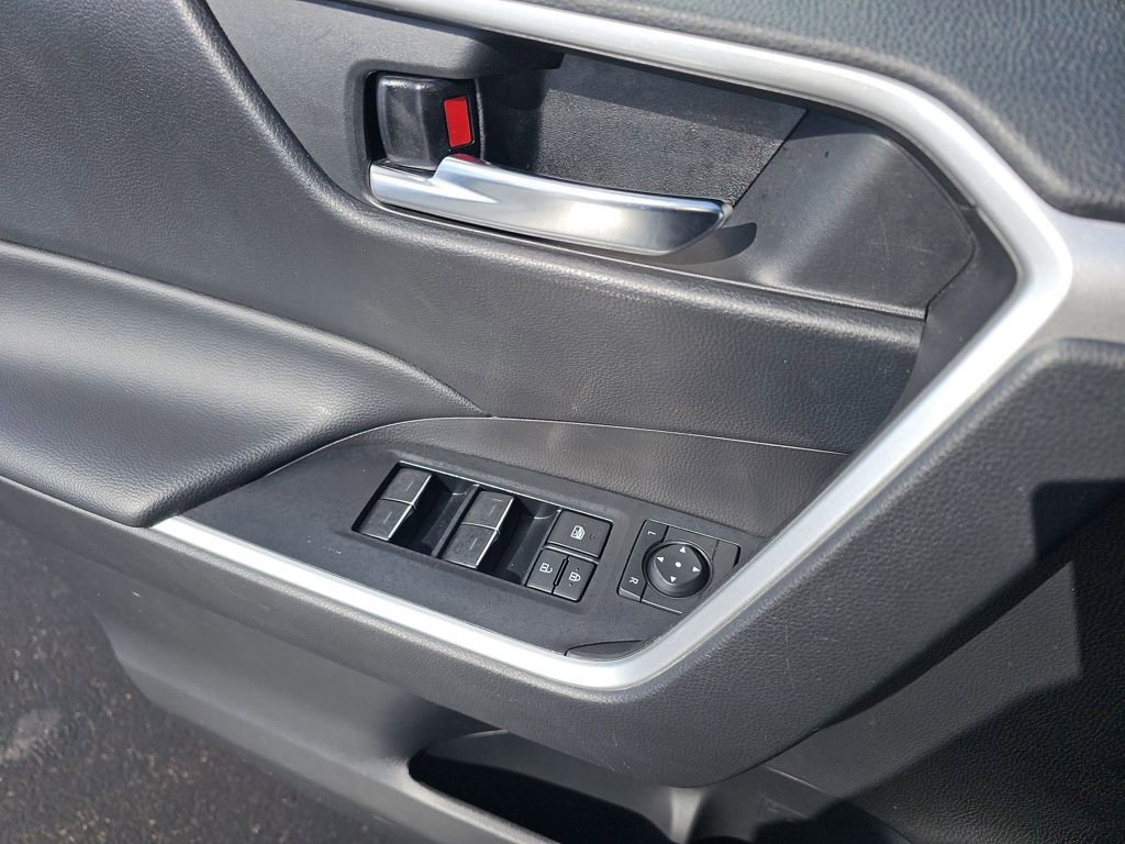 Used 2022 Toyota RAV4 XLE w/ Convenience Package image 32