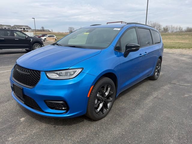 New 2026 Chrysler Pacifica Select