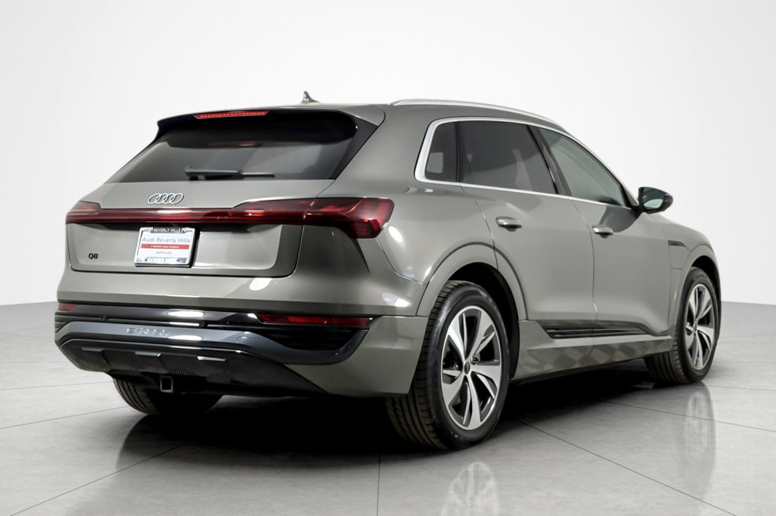 Used 2024 Audi Q8 e-tron Prestige w/ Prestige Package AWD/4WD image 5