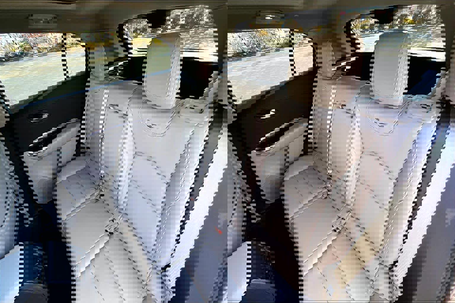 Used 2023 Cadillac XT4 Luxury w/ Cold Weather Package image 21