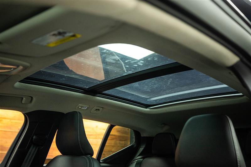 Used 2024 Volvo XC40 B5 Plus image 25