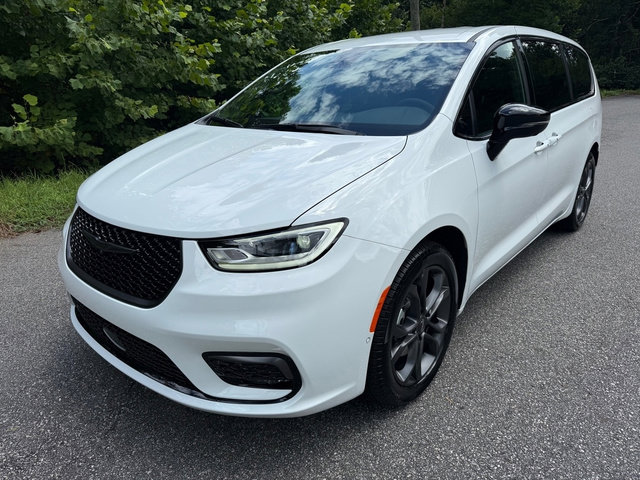 New 2026 Chrysler Pacifica Select image 3