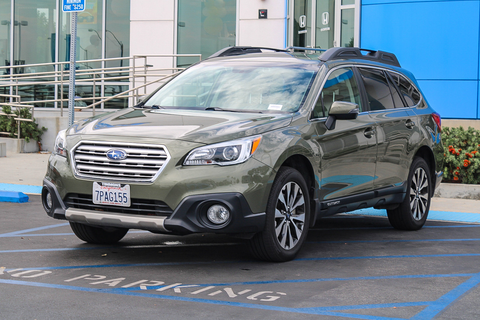 Used 2016 Subaru Outback 2.5i Limited AWD/4WD image 3