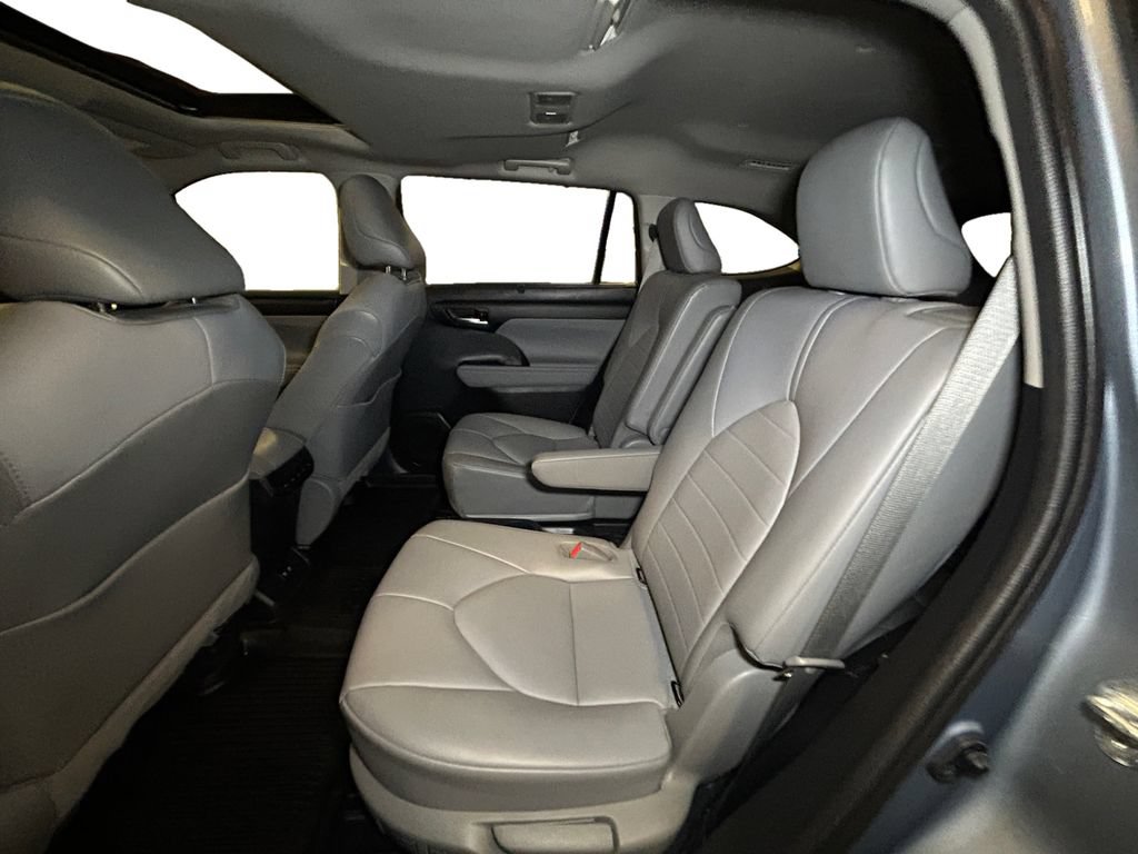 Used 2021 Toyota Highlander XLE AWD/4WD image 13