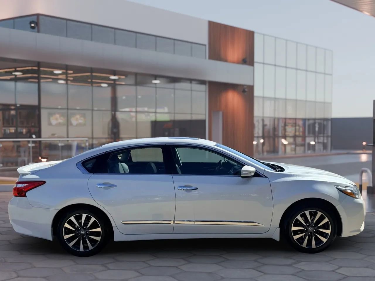 Used 2017 Nissan Altima 2.5 SL w/ 2.5 Technology Package image 4