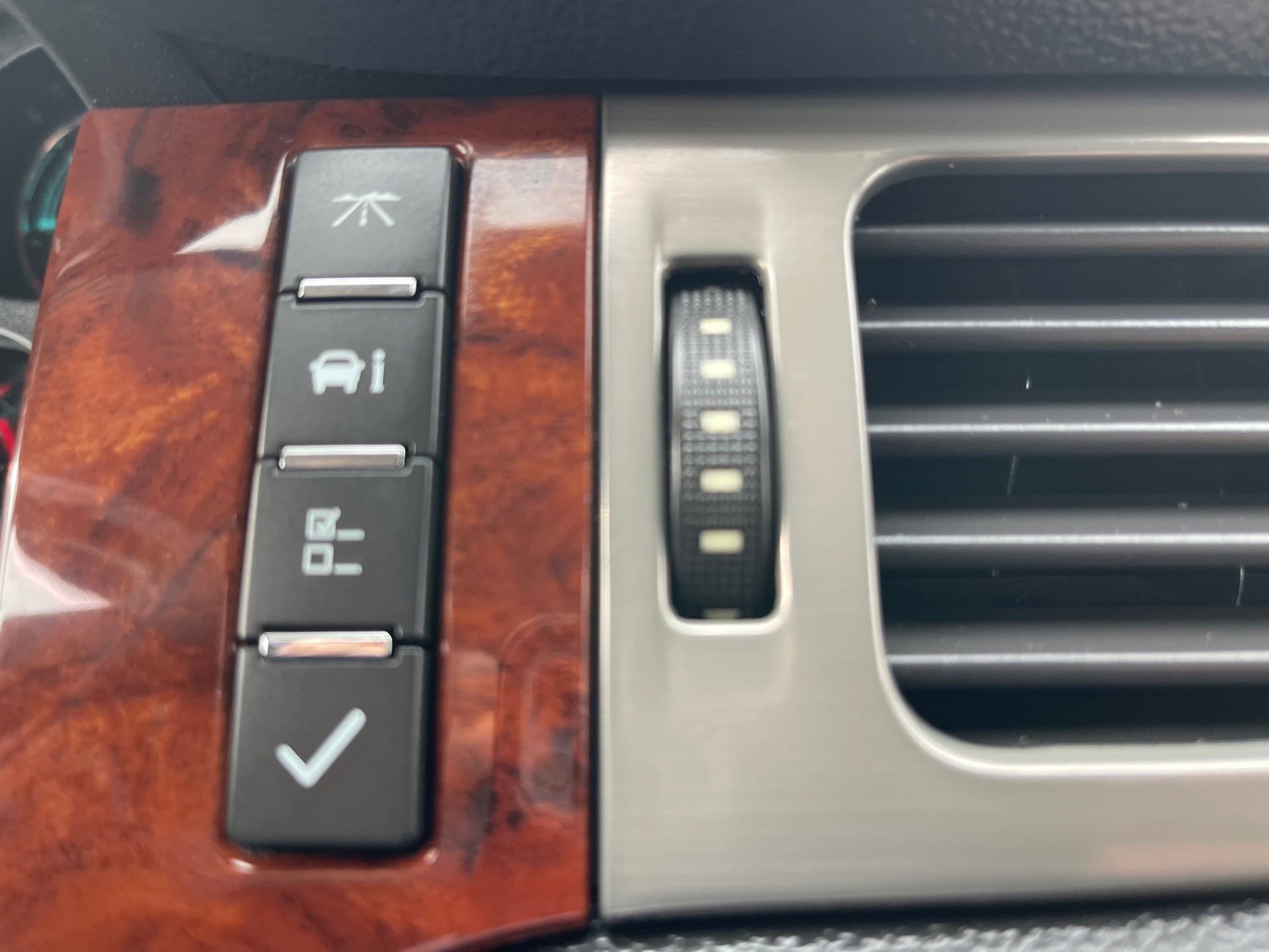 Used 2010 Chevrolet Tahoe LTZ RWD image 22