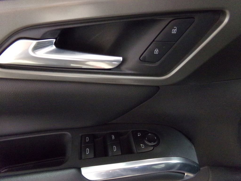 Used 2025 Chevrolet Traverse LT image 16