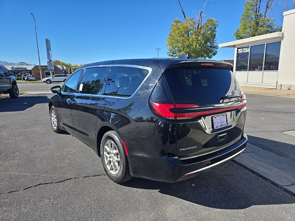 Used 2024 Chrysler Pacifica Touring-L image 7