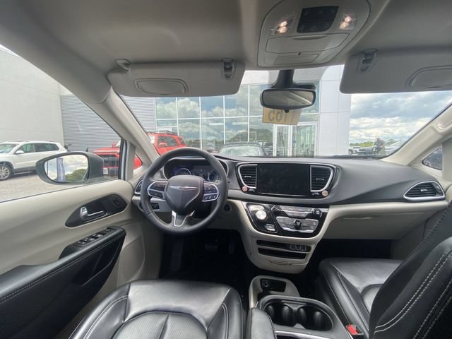 Used 2023 Chrysler Pacifica Touring-L FWD image 4