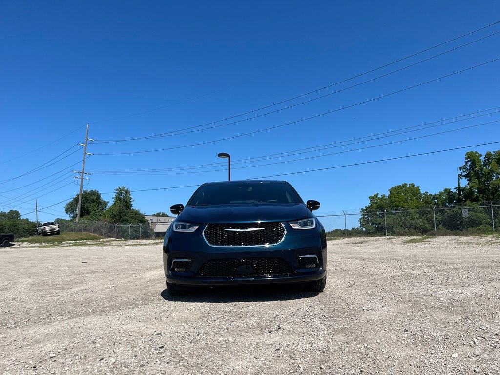 Used 2025 Chrysler Pacifica Select FWD image 4