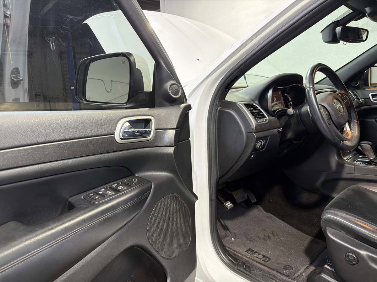 Used 2017 Jeep Grand Cherokee Altitude RWD image 15