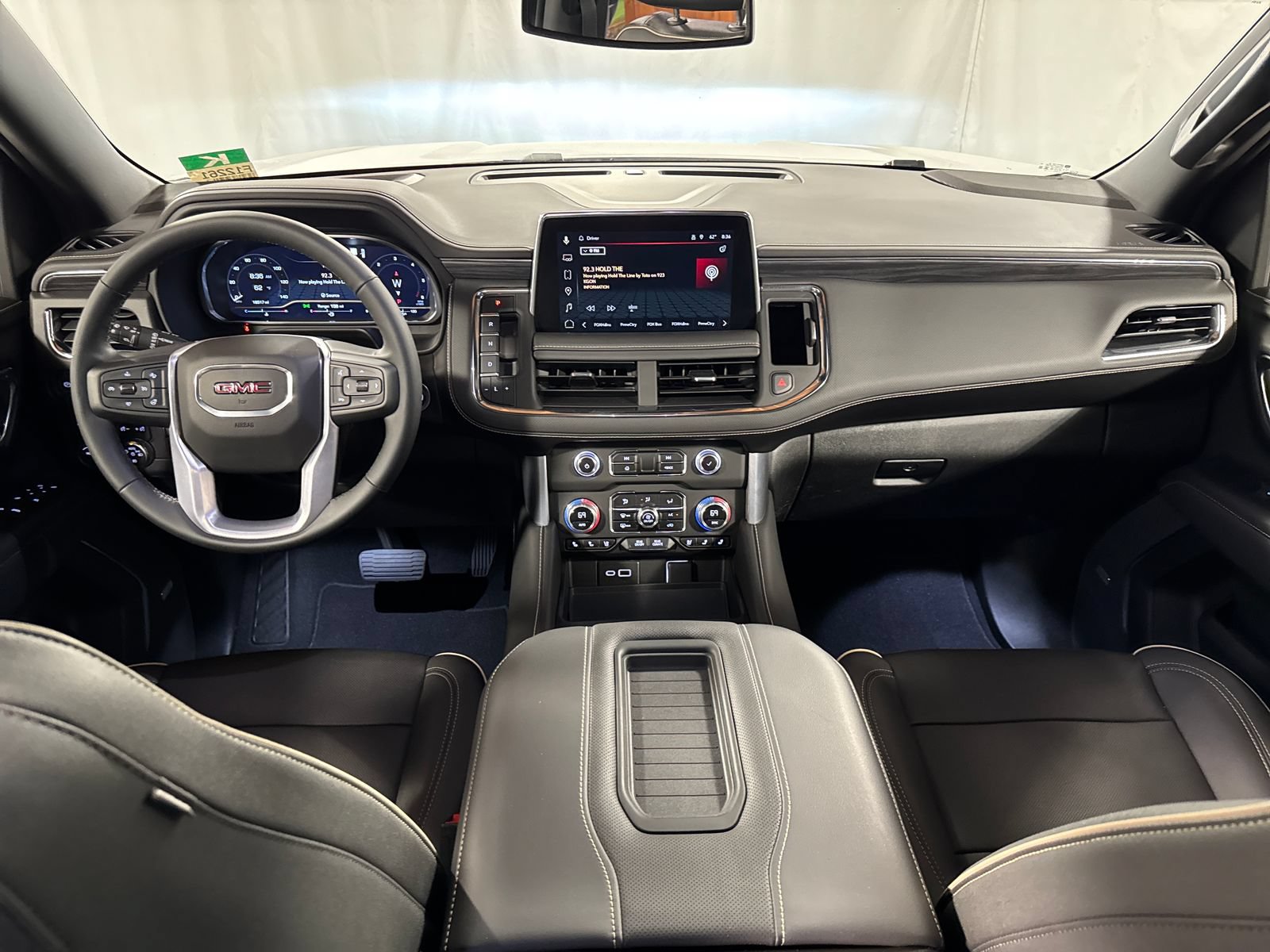 Used 2023 GMC Yukon SLT w/ SLT Premium Package AWD/4WD image 4