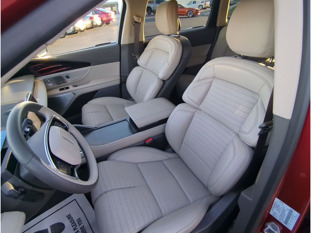 Used 2025 Lincoln Nautilus Reserve image 11