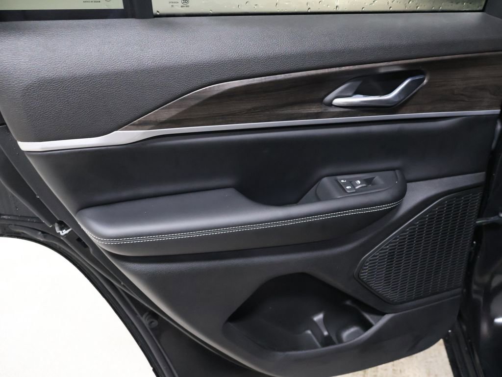 New 2026 Jeep Grand Cherokee Laredo image 12