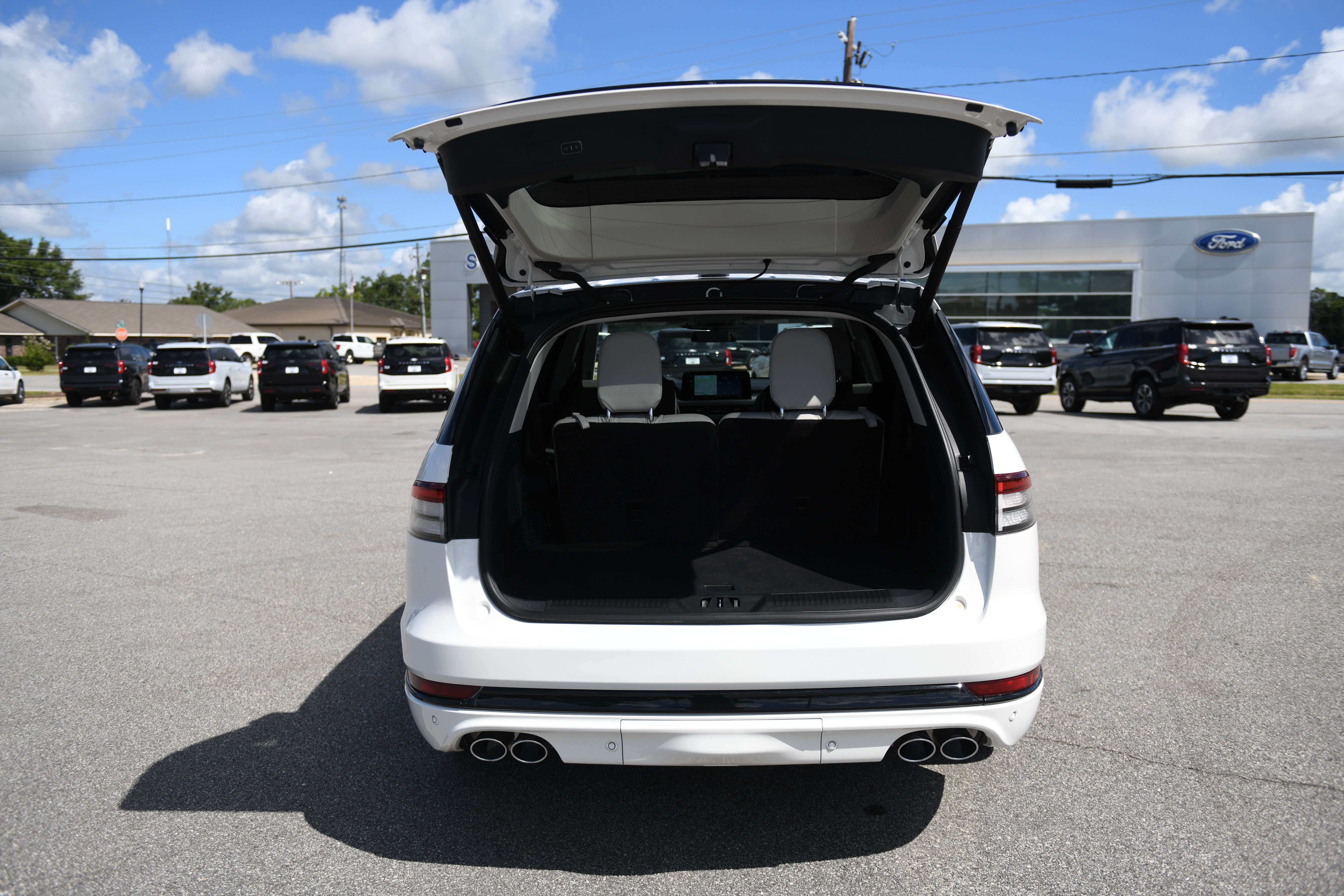 Used 2025 Lincoln Aviator Reserve w/ Jet Appearance Package RWD image 9