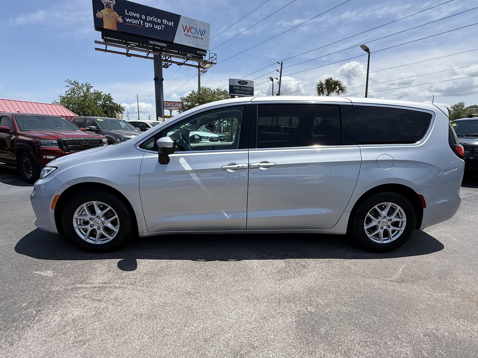 Used 2023 Chrysler Pacifica Touring-L FWD image 7