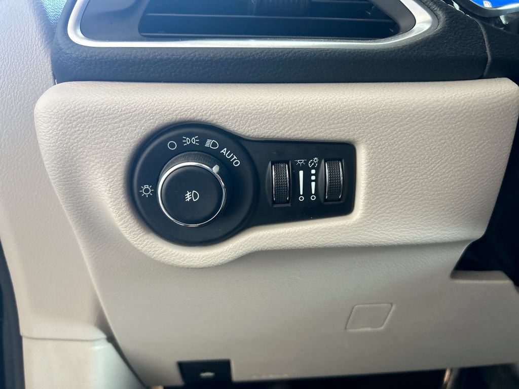 Used 2023 Chrysler Pacifica Limited FWD image 14