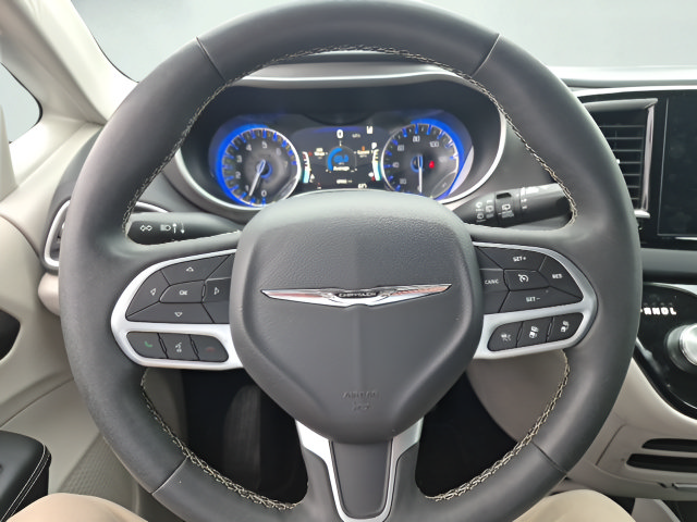 Used 2024 Chrysler Pacifica Touring-L FWD image 13