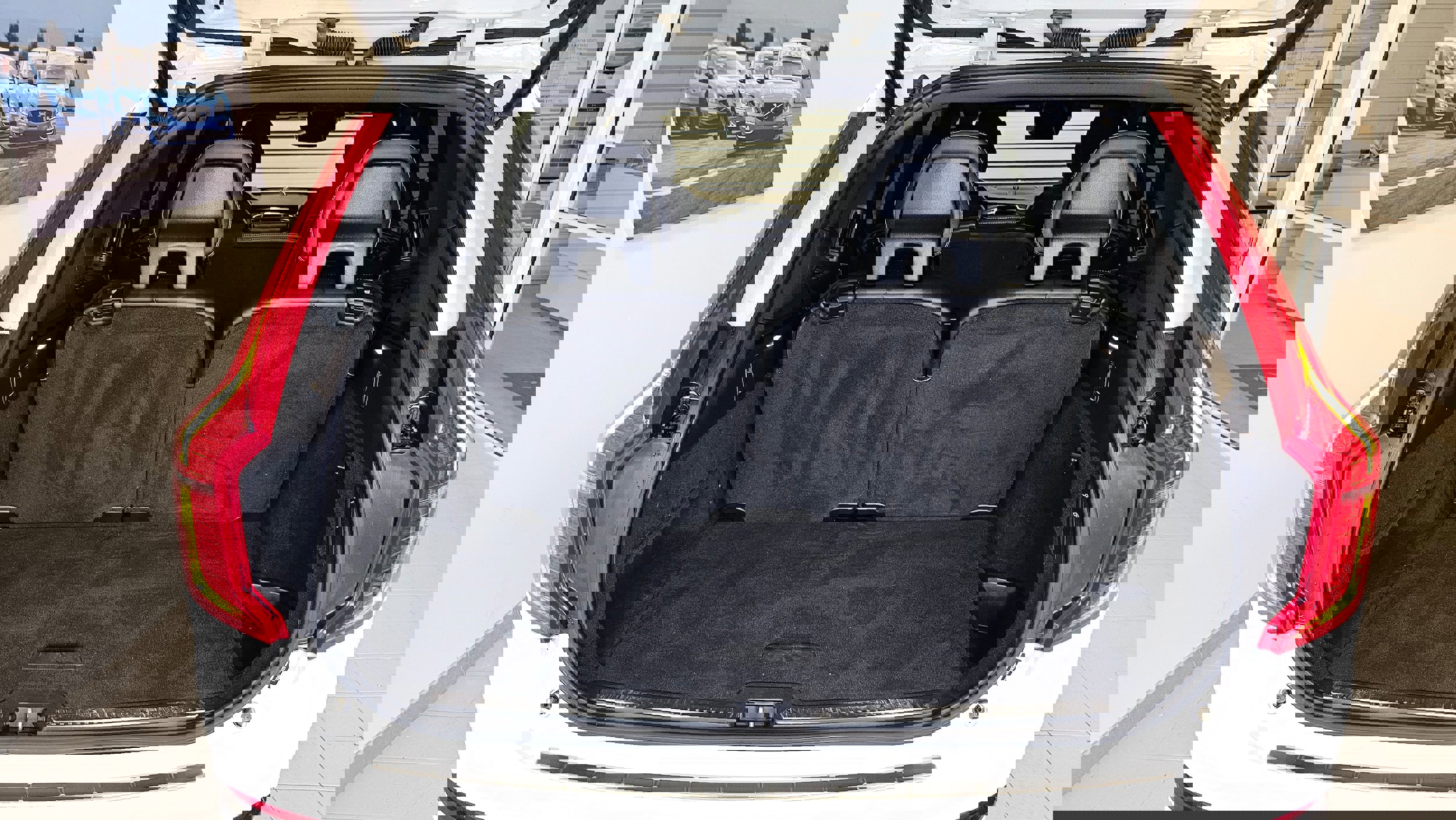 Certified 2022 Volvo XC90 T8 R-Design w/ Advanced Package image 9