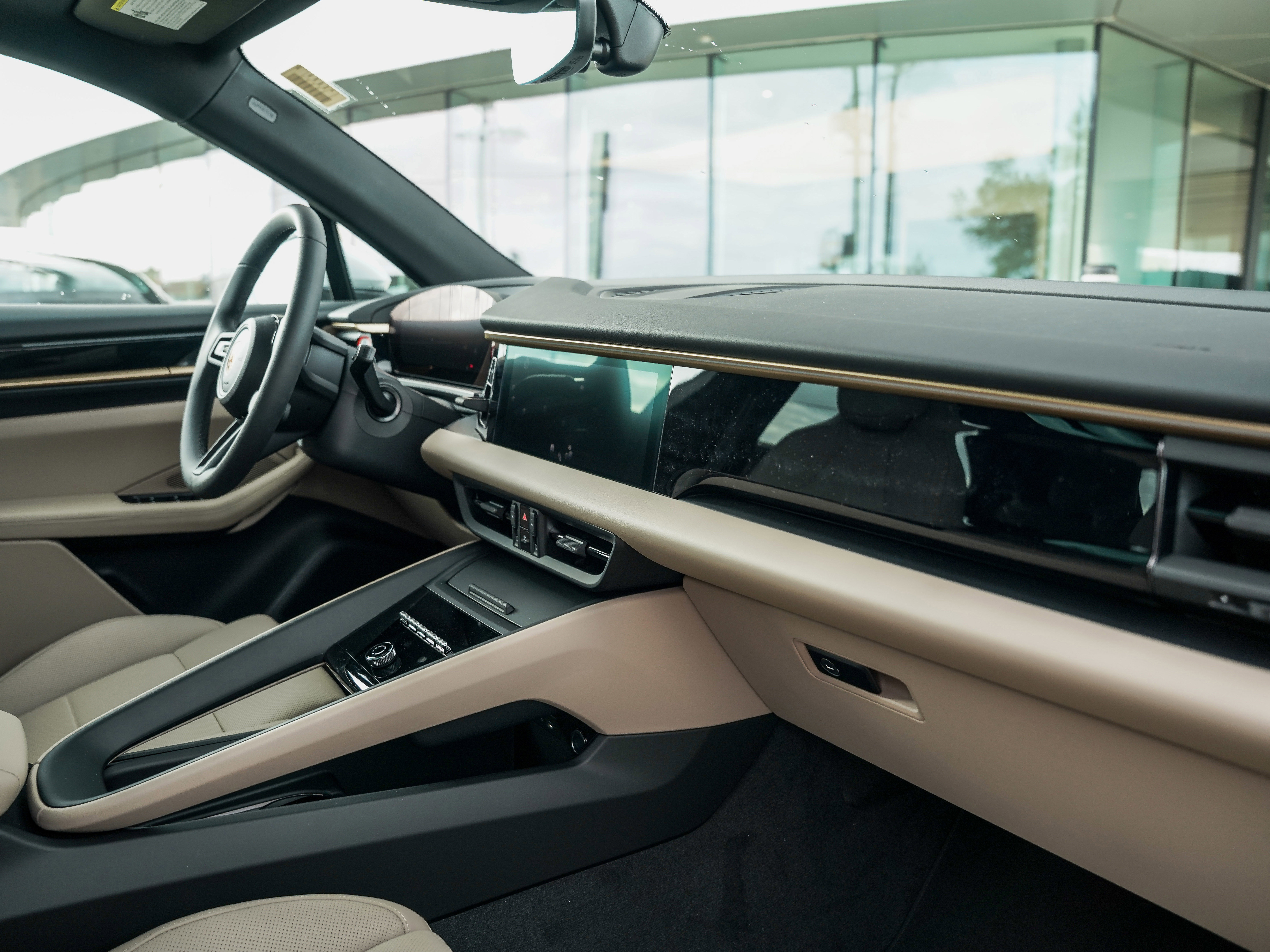 Certified 2025 Porsche Macan Electric image 31