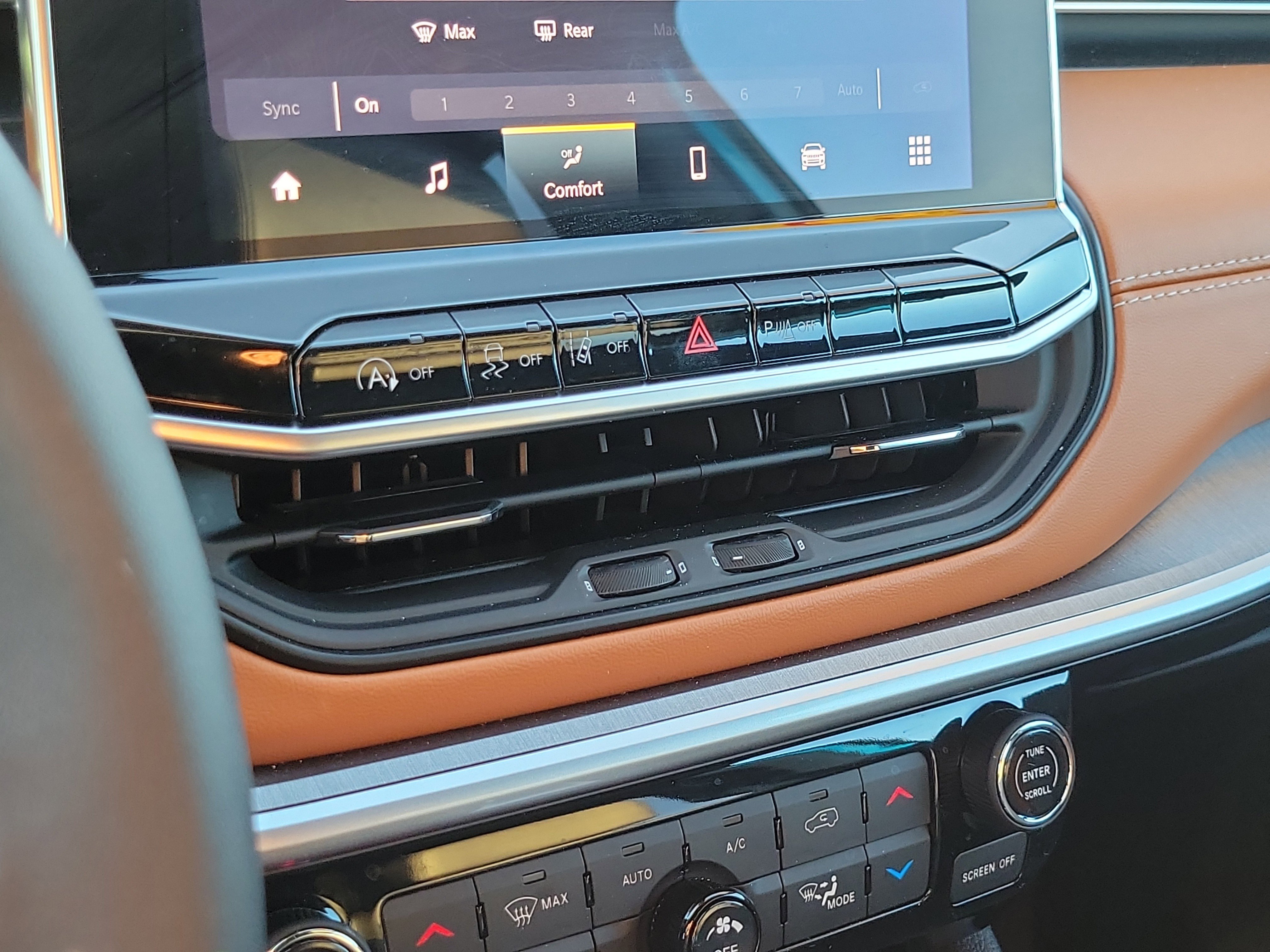 Used 2024 Jeep Compass Limited image 18