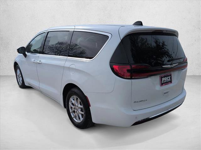 Used 2023 Chrysler Pacifica Touring-L FWD image 7