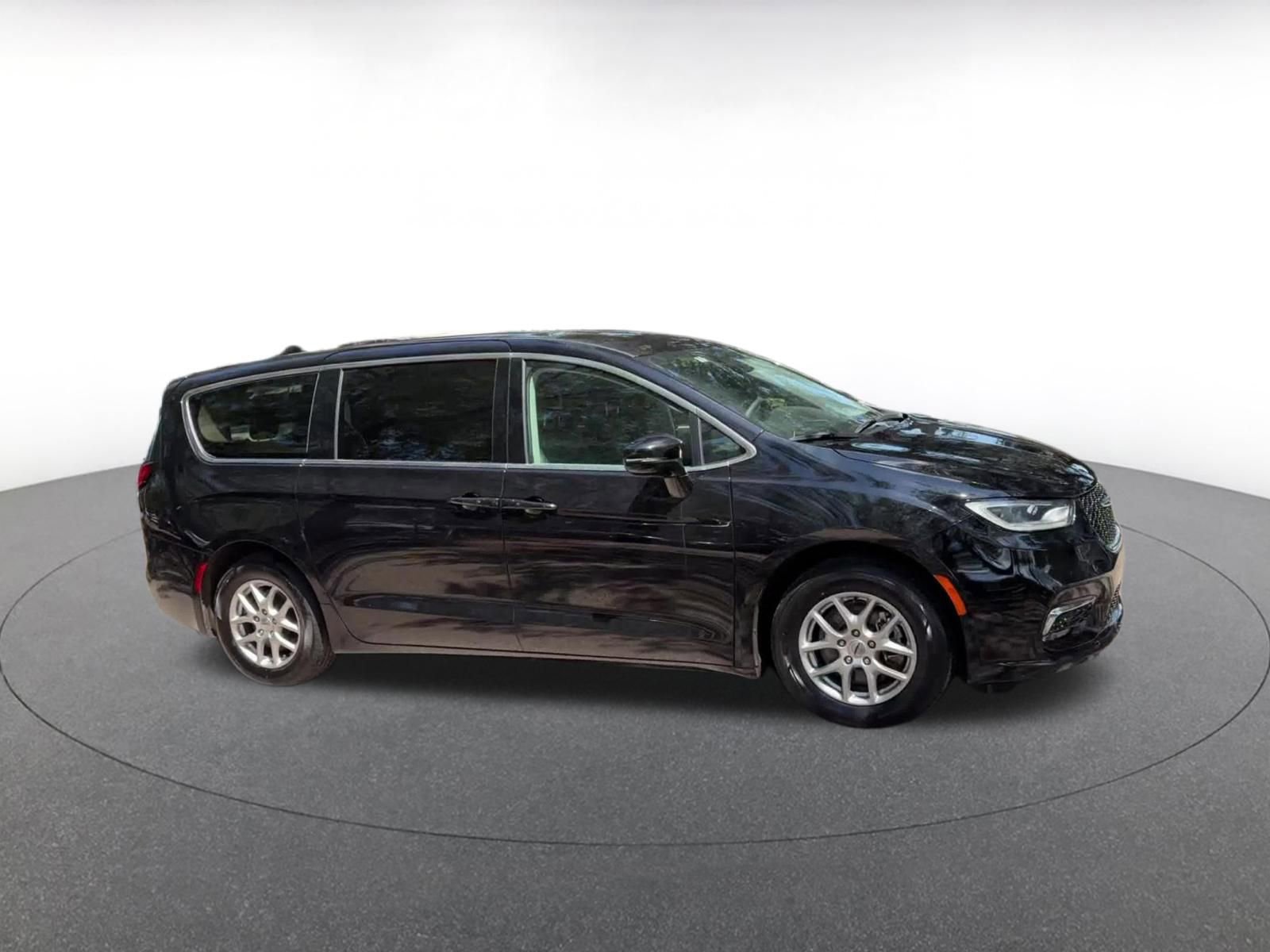Used 2024 Chrysler Pacifica Touring-L FWD image 2