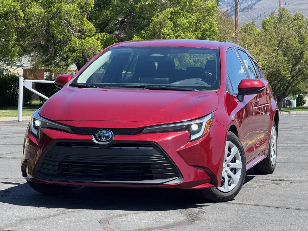 Used 2025 Toyota Corolla LE FWD image 1