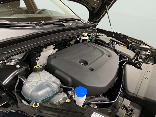 Used 2025 Volvo XC40 B5 Plus image 89