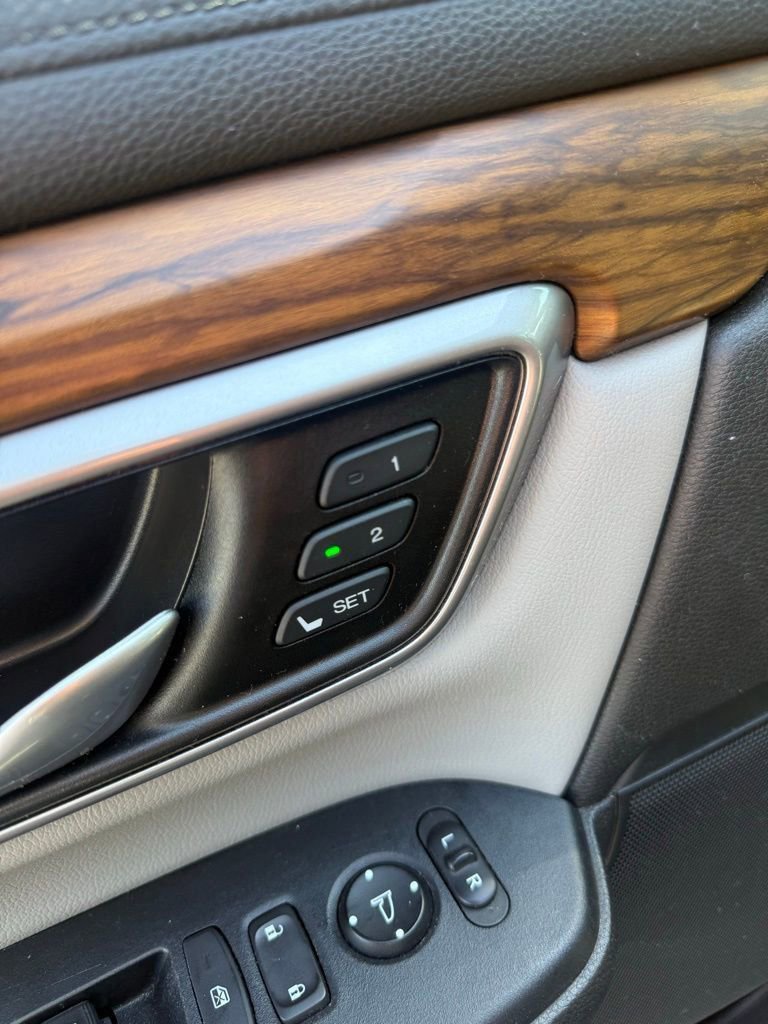 Used 2018 Honda CR-V Touring image 3