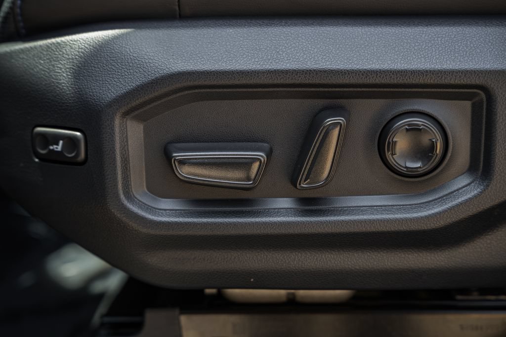Used 2025 Toyota Tundra Platinum AWD/4WD image 43