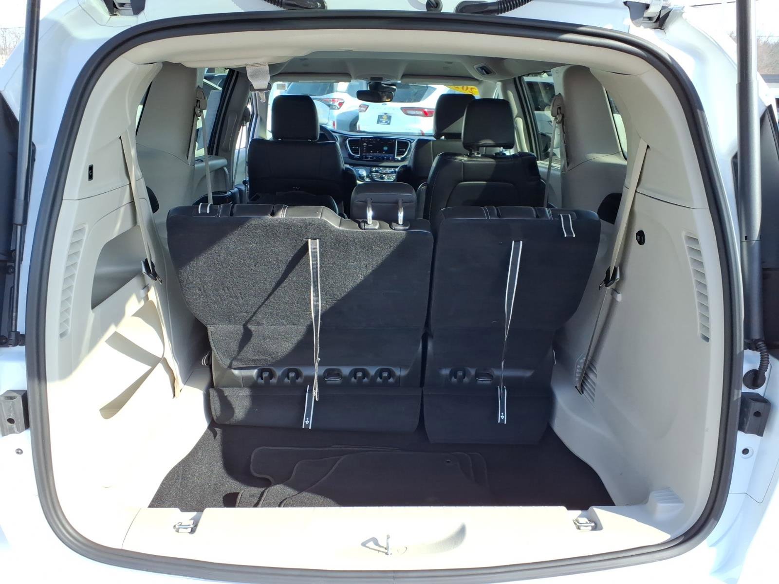 Used 2024 Chrysler Pacifica Touring-L image 12