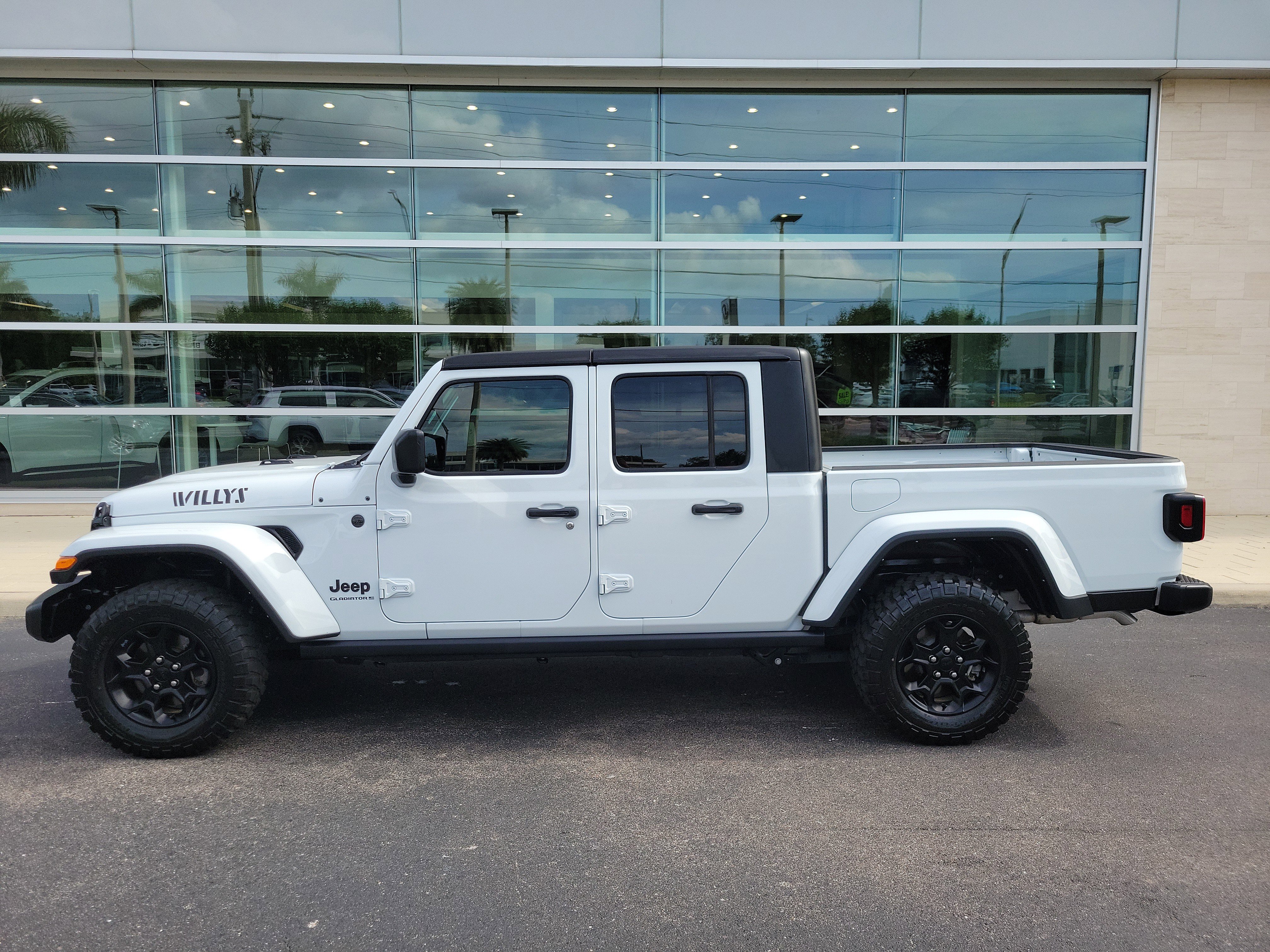 Used 2023 Jeep Gladiator Willys image 7