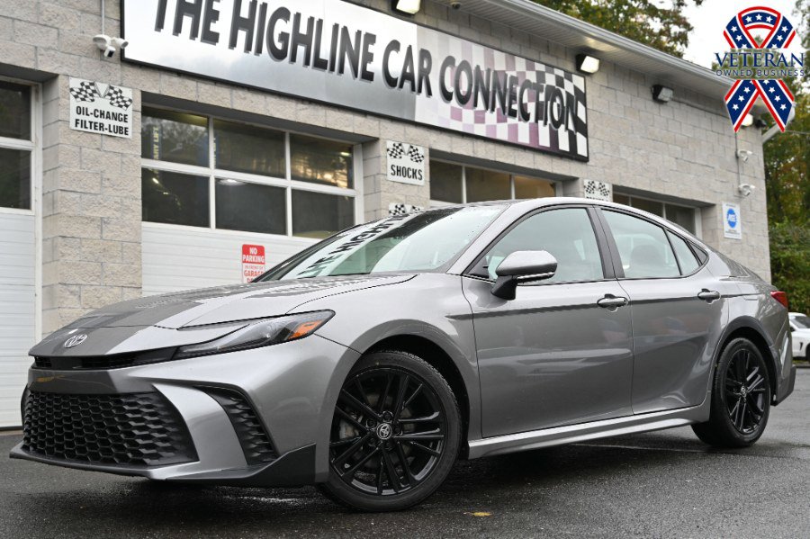 Used 2025 Toyota Camry SE image 1