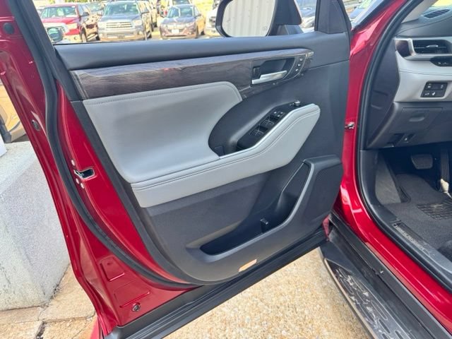 Used 2025 Toyota Highlander Limited AWD/4WD image 19