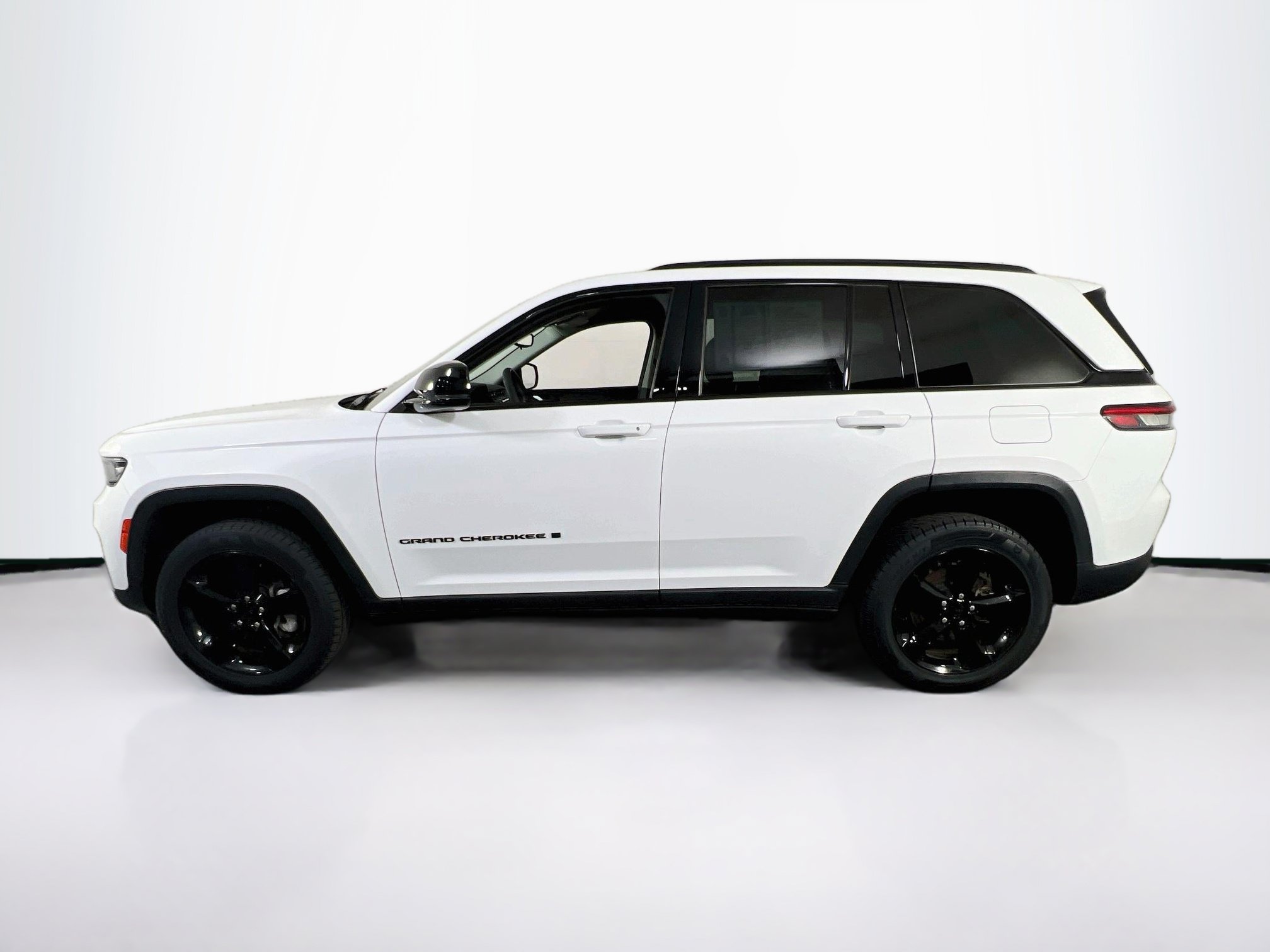 Used 2023 Jeep Grand Cherokee Limited w/ Black Appearance Package AWD/4WD image 8