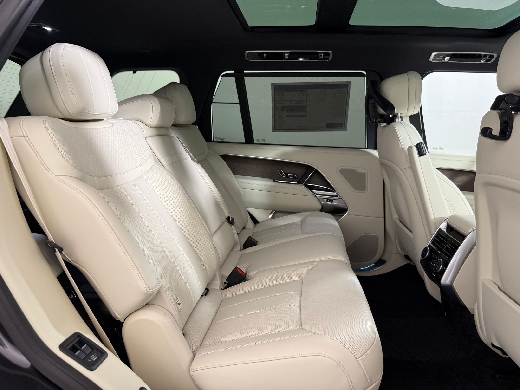 New 2026 Land Rover Range Rover Long Wheelbase SE AWD/4WD image 27
