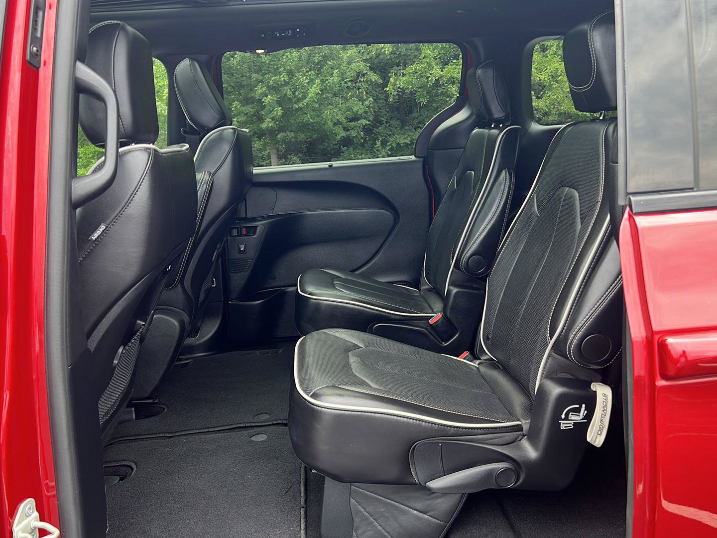 Used 2025 Chrysler Pacifica Limited FWD image 29