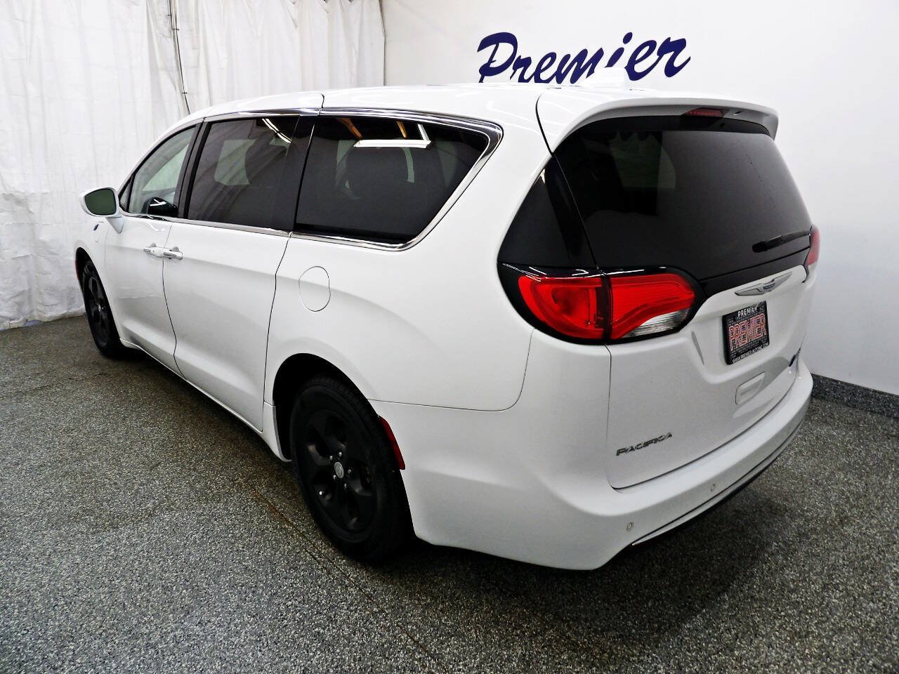 Used 2019 Chrysler Pacifica Touring Plus FWD image 4