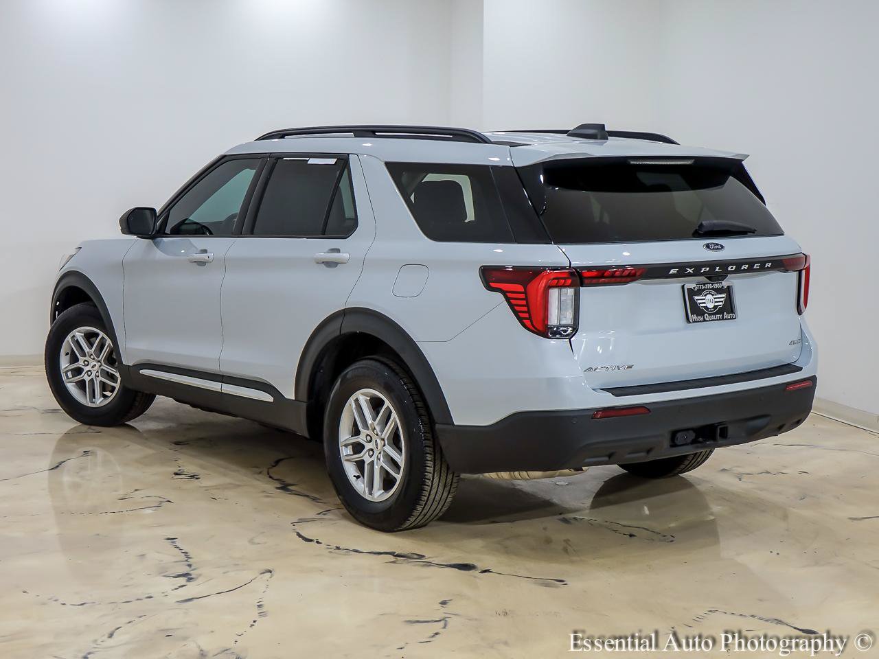 Used 2025 Ford Explorer Active AWD/4WD image 10