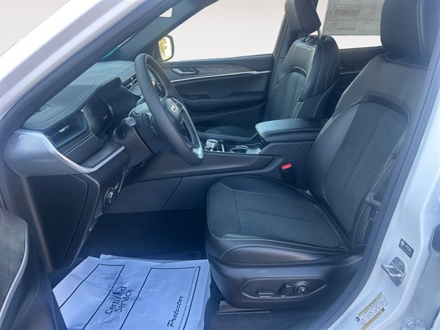 New 2026 Jeep Grand Cherokee Altitude image 9