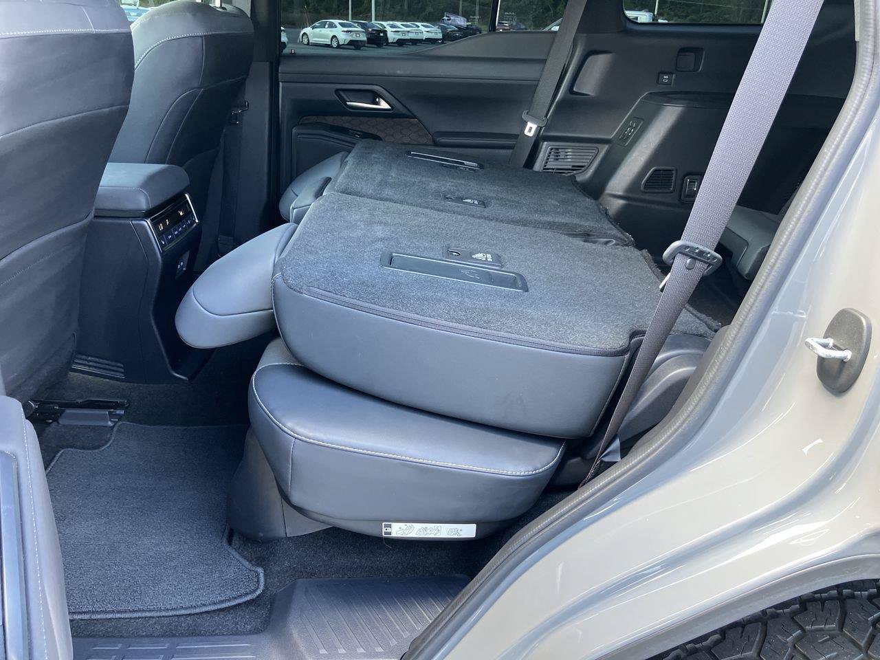Used 2024 Lexus GX 550 w/ Accessory Package (31) AWD/4WD image 28