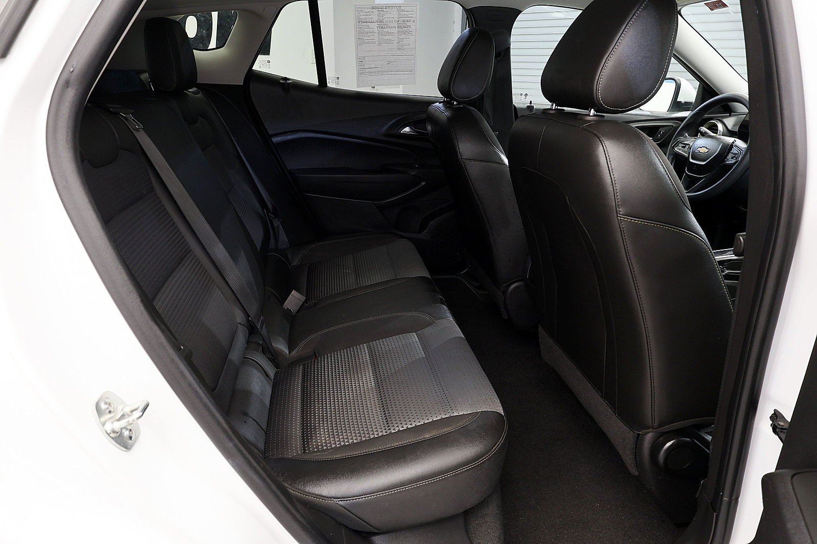 Used 2025 Chevrolet Trax LT FWD image 18