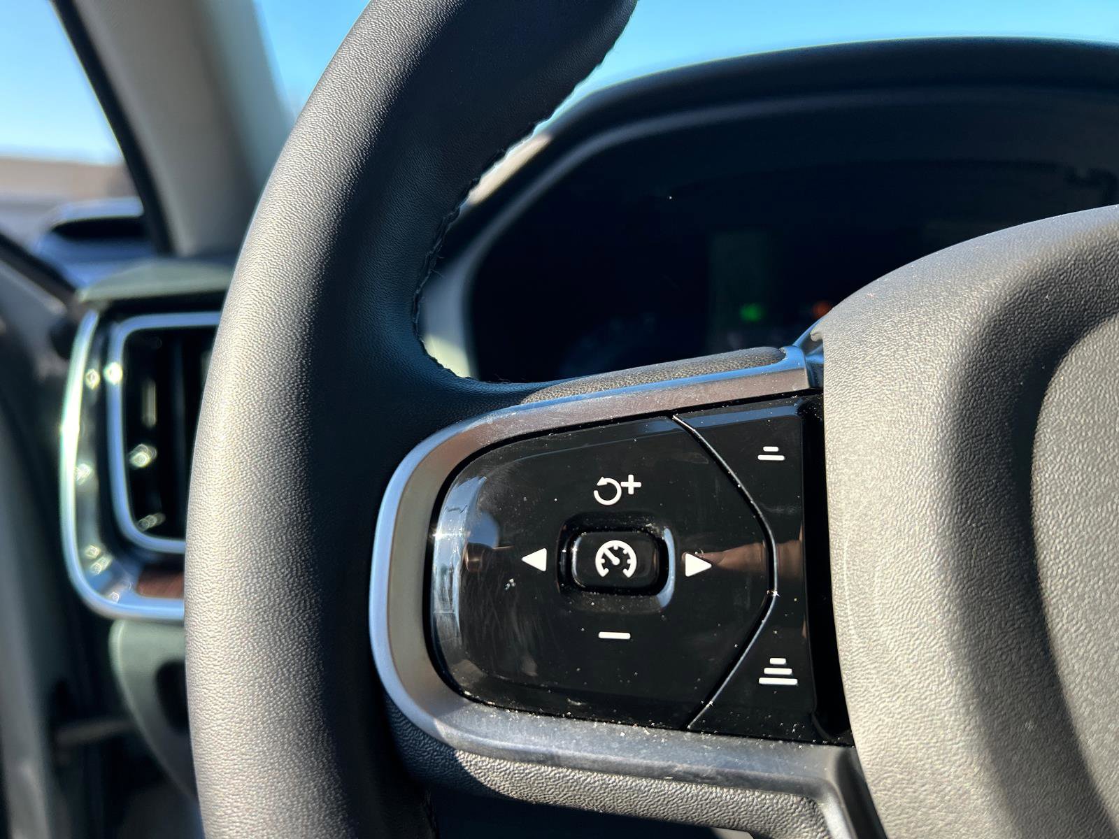 Used 2025 Volvo V60 B5 Cross Country Plus image 13