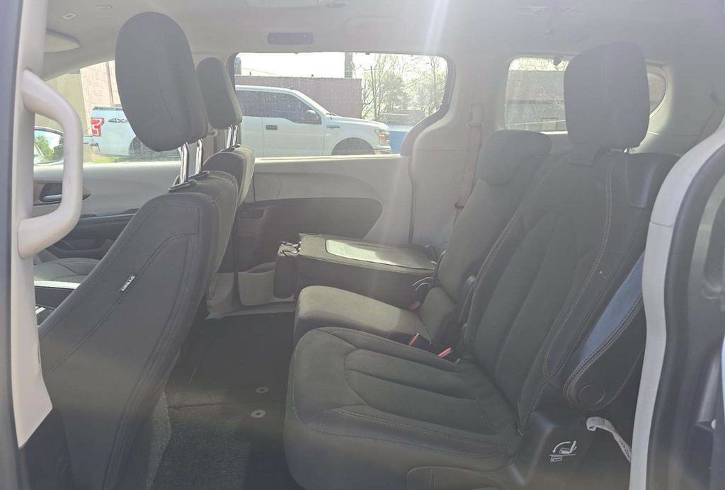 Used 2018 Chrysler Pacifica Touring Plus w/ Tire & Wheel Group FWD image 6