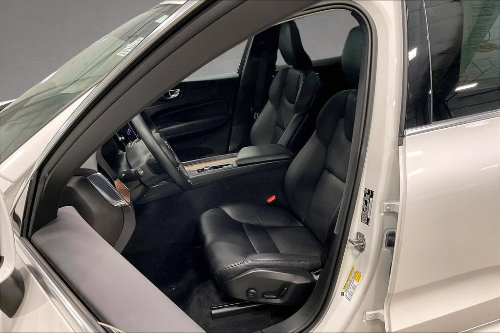 Used 2021 Volvo XC60 T5 Momentum w/ Premium Package AWD/4WD image 22
