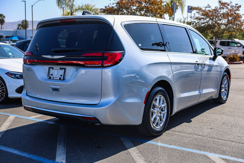 Used 2024 Chrysler Pacifica Touring-L FWD image 25
